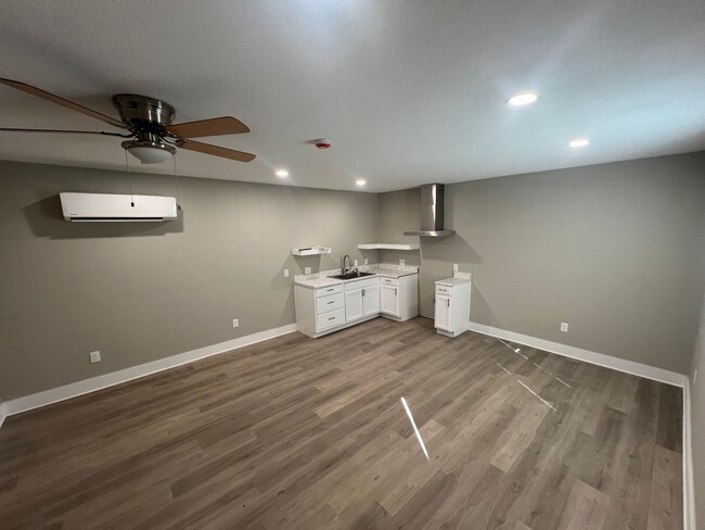 Building Photo - Newly Remodeled 1 bedroom home!!