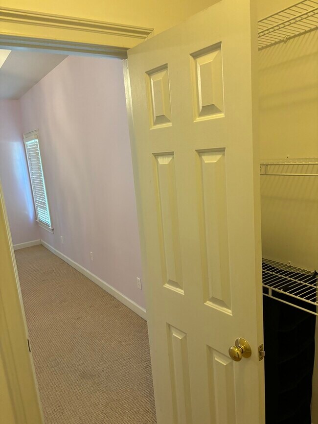 Building Photo - 279 Sandstone Rd