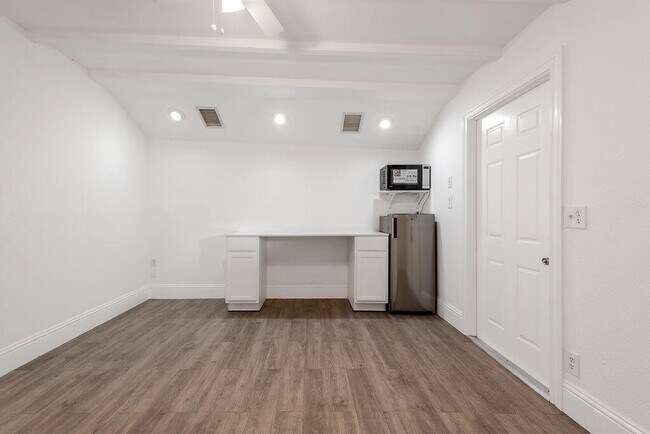 Building Photo - 8642 Sunset Dr