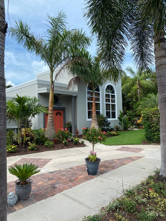 Building Photo - 1800 Alta Vista St