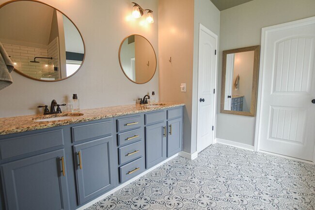 Building Photo - Pet Friendly Four Bedroom!
