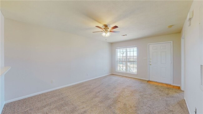 Building Photo - 1511 Hollow Hill Dr