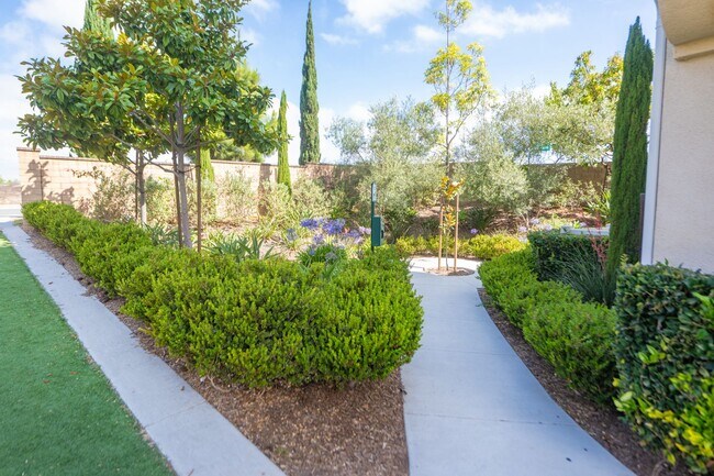Building Photo - Amazing 3 Bedroom Condo available now! Totally loaded unit, schedule a tour today!