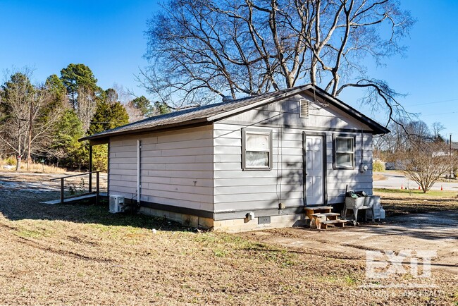 Building Photo - Charming One Bed, One Bath Home Near Kerr Dam