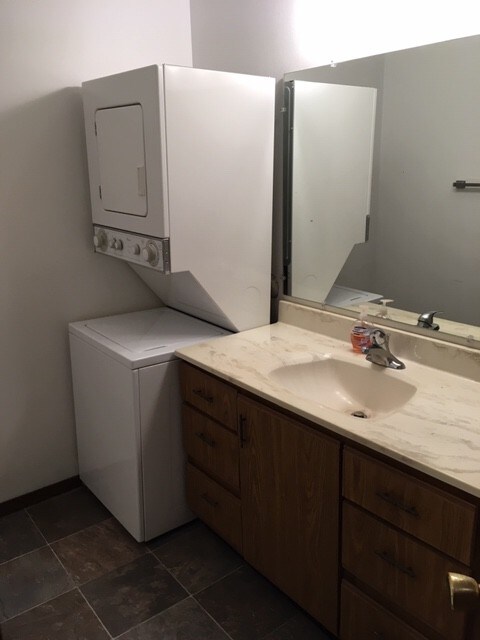 Building Photo - 310 Green Meadow Dr