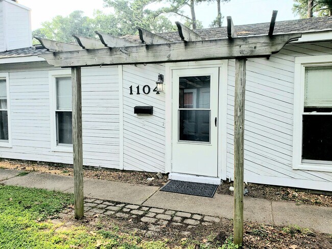 Building Photo - 1104 Parks Ave