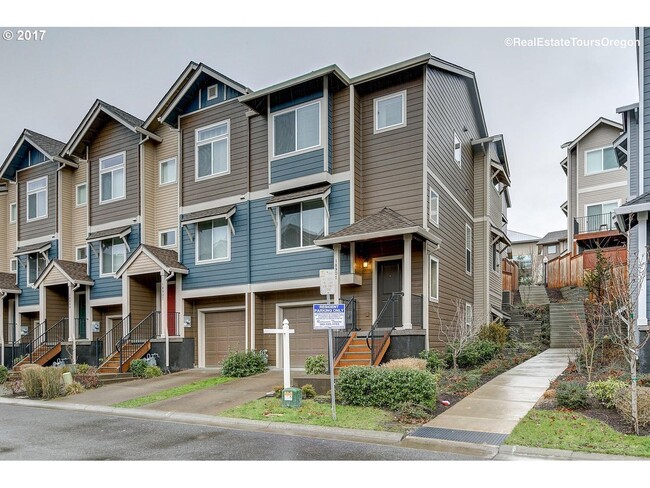 Building Photo - Great 3 Bedroom 2.5 Bathroom Townhouse End Unit!  2 Car Garage  + Washer & Dryer! Near Nike, Inte...