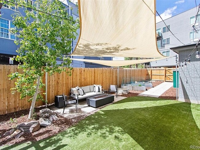 Building Photo - In the Heart of Highlands 2 Bedroom 1 Bath Row Home!