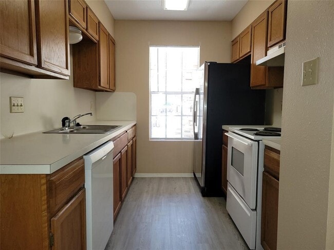 Building Photo - 8802 Piney Point Dr