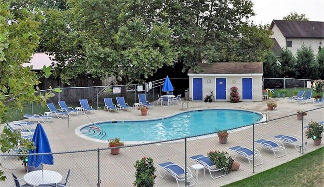 Building Photo - Cute 2 BR, Pet Friendly, Pool Community