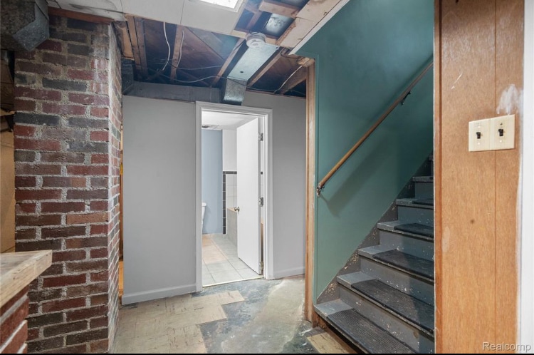 Building Photo - 242 Preston Ave