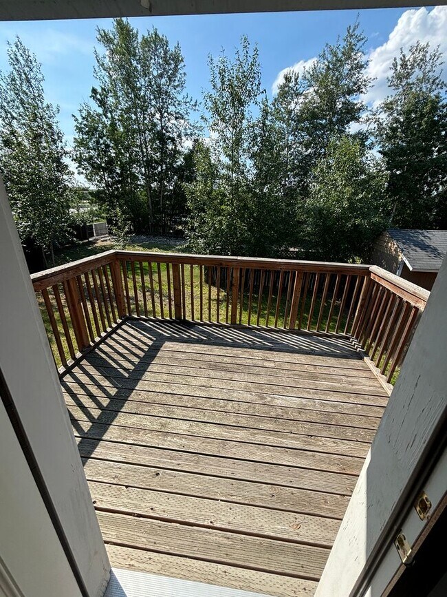Building Photo - 3 bedroom home /  Fenced in yard / 1 Car Garage