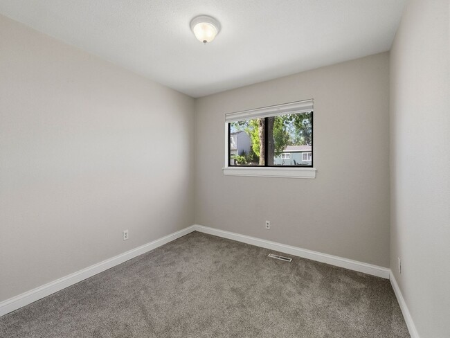 Building Photo - Beautiful Home in Central Fort Collins Location!