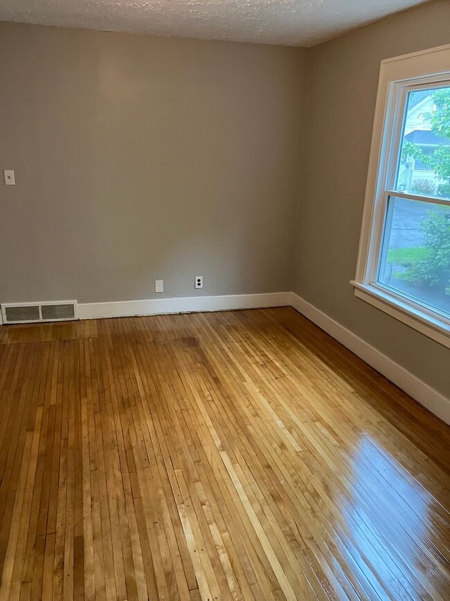 Building Photo - Remodeled Eastwood 3 bedroom