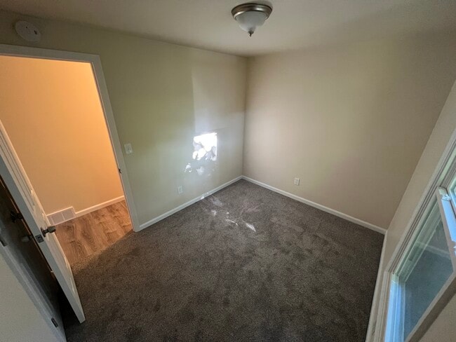 Building Photo - 915 W 3rd St