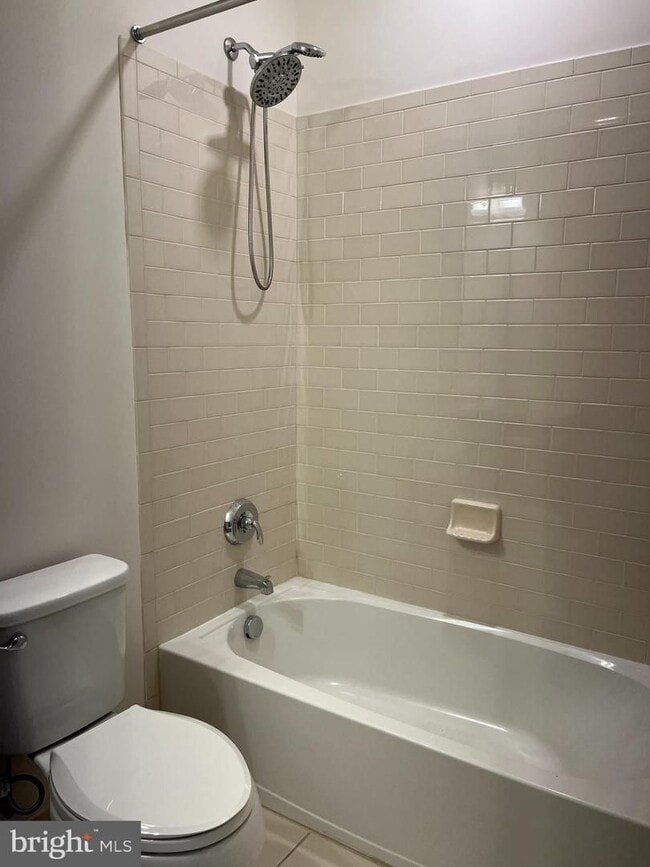 Building Photo - 805 Lakeview Ct