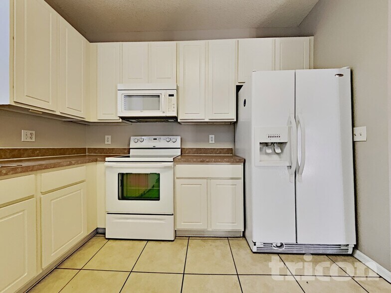 Building Photo - 10314 Goldenbrook Way