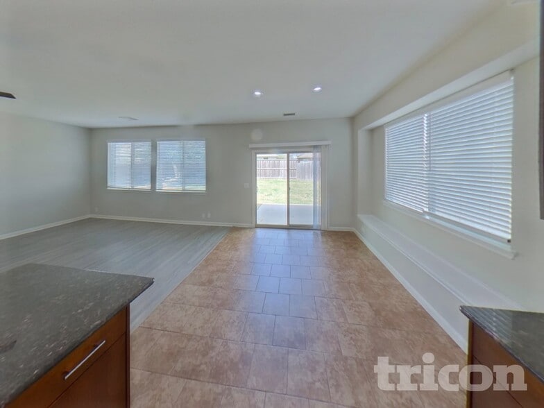 Building Photo - 423 Hayes St