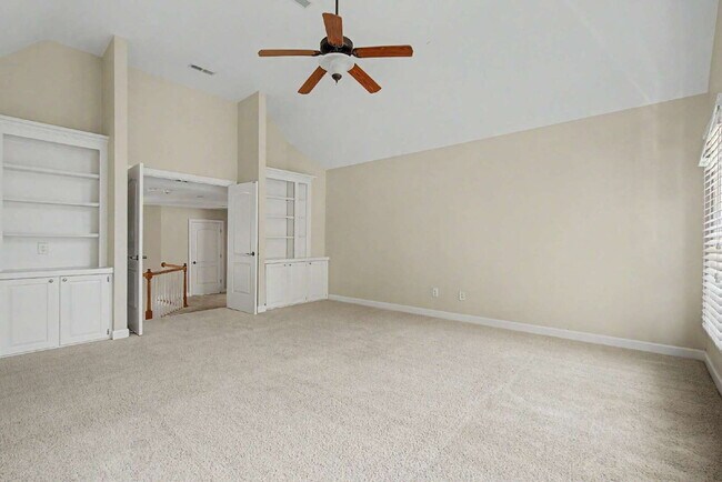 Building Photo - Spacious and Move-in Ready 4-Bedroom in Cary!