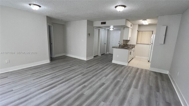 Building Photo - 2831 N Oakland Forest Dr