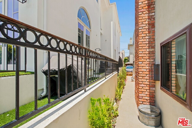 Building Photo - 23 Privateer St