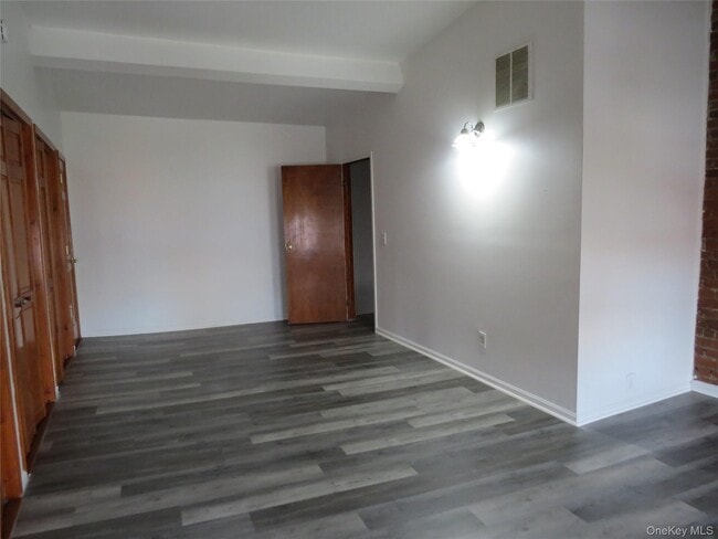 Building Photo - 2 E Main St