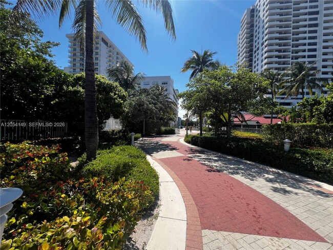 Building Photo - 2457 Collins Ave