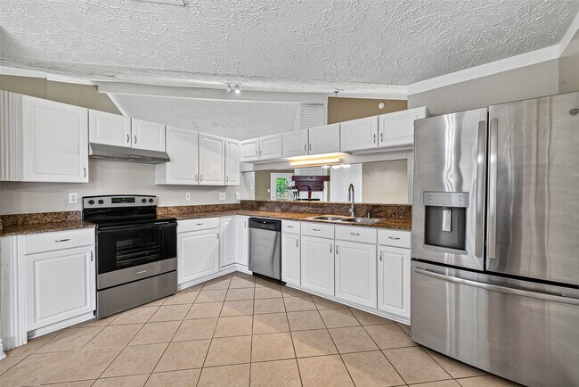 Building Photo - 15815 Thistledew Dr