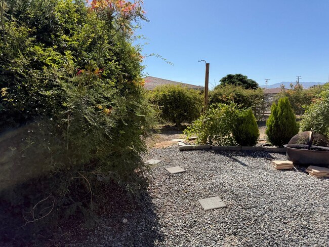 Building Photo - High Desert Retreat- 3 Bedrooms, 2 Bathroo...