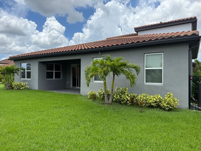 Building Photo - 5 Bedroom 4 Bath W/Office & 3-Car Garage (...