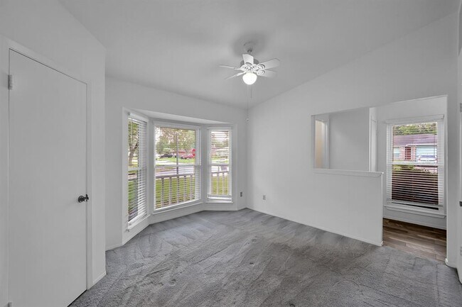 Building Photo - 2303 Whitelake Dr