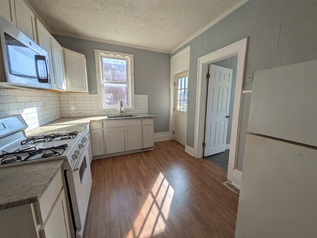 Building Photo - 1005 Oakwood Ave