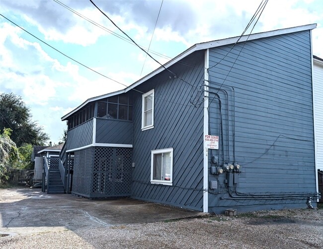 Building Photo - 704 E 22nd St