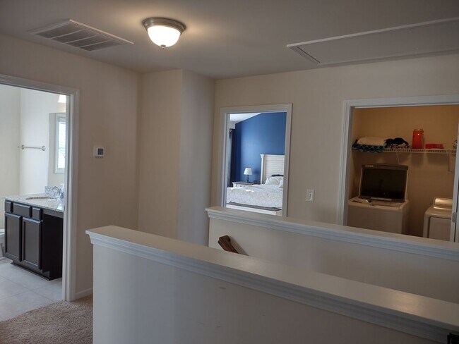 Building Photo - Fabulous Four Bedroom Home in Southeast Columbia!