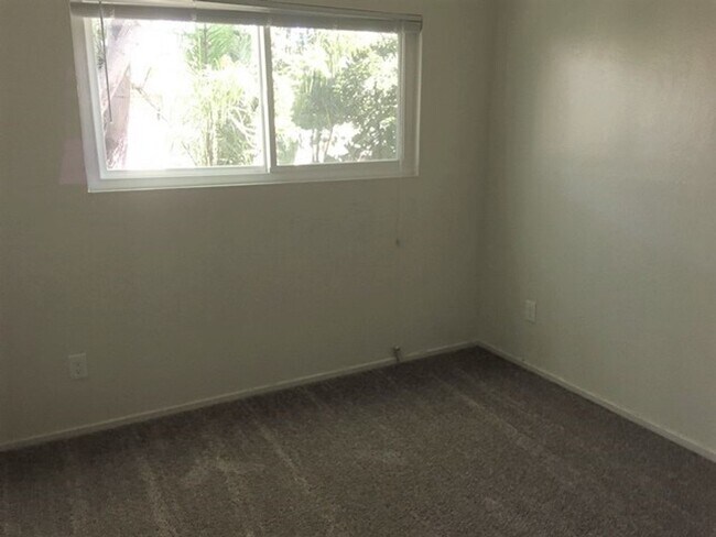 Building Photo - Spacious 2 Bedroom,  Freshly Painted, Updated Kitchen with Granite Countertops, on Central Ave