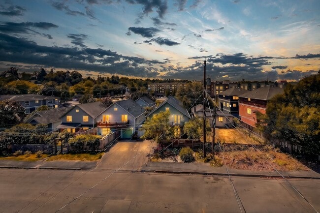 Building Photo - Stylish 2BR Townhome with Rooftop Deck & A/C Near Light Rail