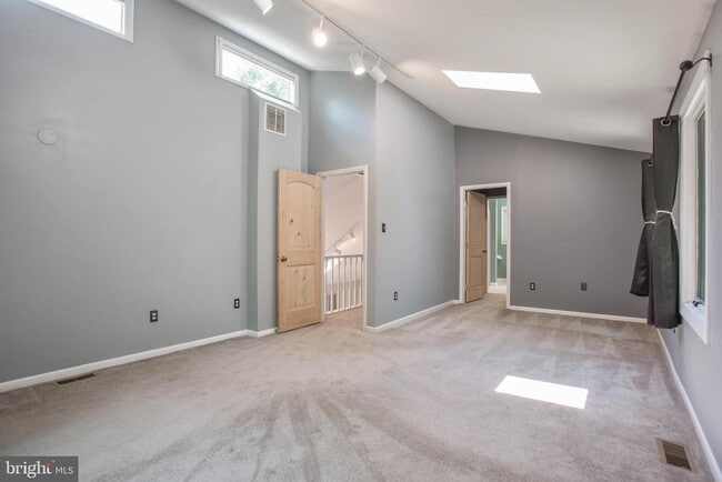 Building Photo - 1619 Summit Dr