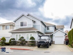 Building Photo - Spacious 5-Bedroom Home with 3-Car Garage & Fenced Yard in Kent!!
