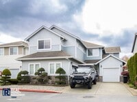 Building Photo - Spacious 5-Bedroom Home with 3-Car Garage & Fenced Yard in Kent!!