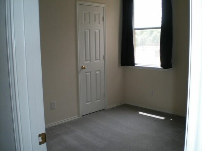 Building Photo - 2213 Willow Dr