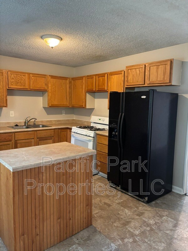 Building Photo - 3639 Richelieu Rd