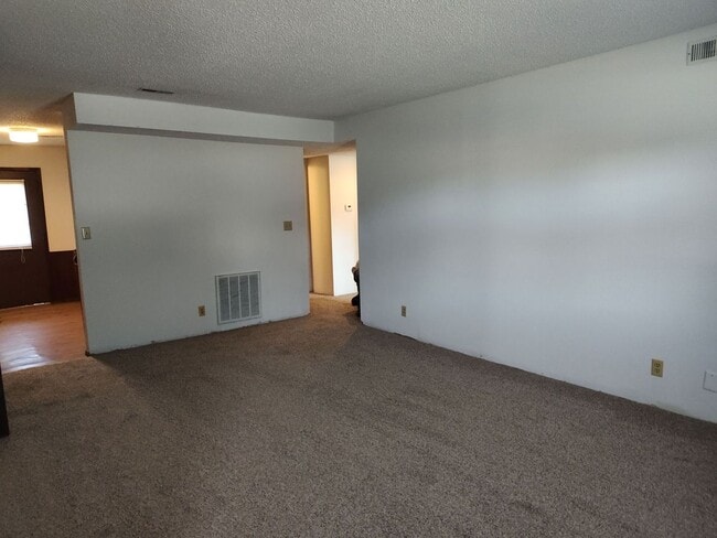 Building Photo - 522 Boxwood Dr