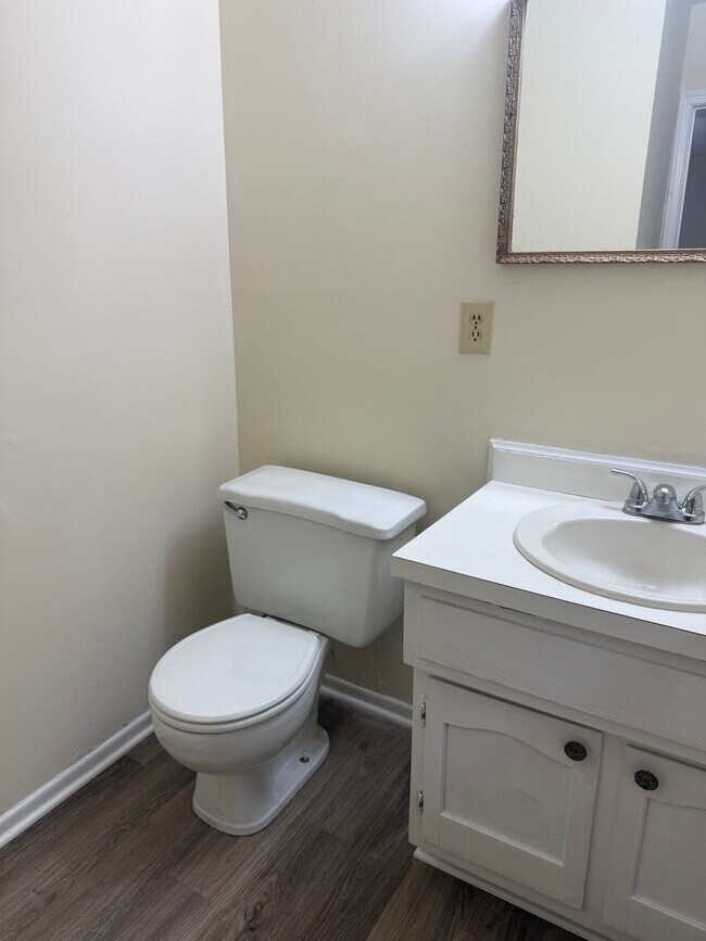 Building Photo - Adorable 3 Bedroom 1.5 Bath Off Regents Park Lane
