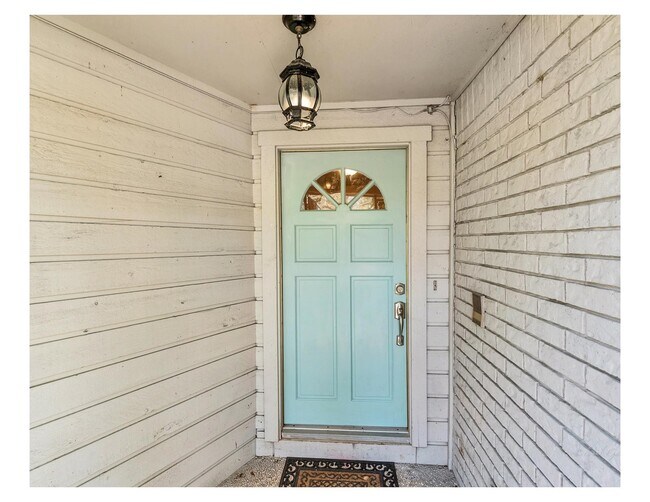 Building Photo - 13902 Paradise Valley Dr