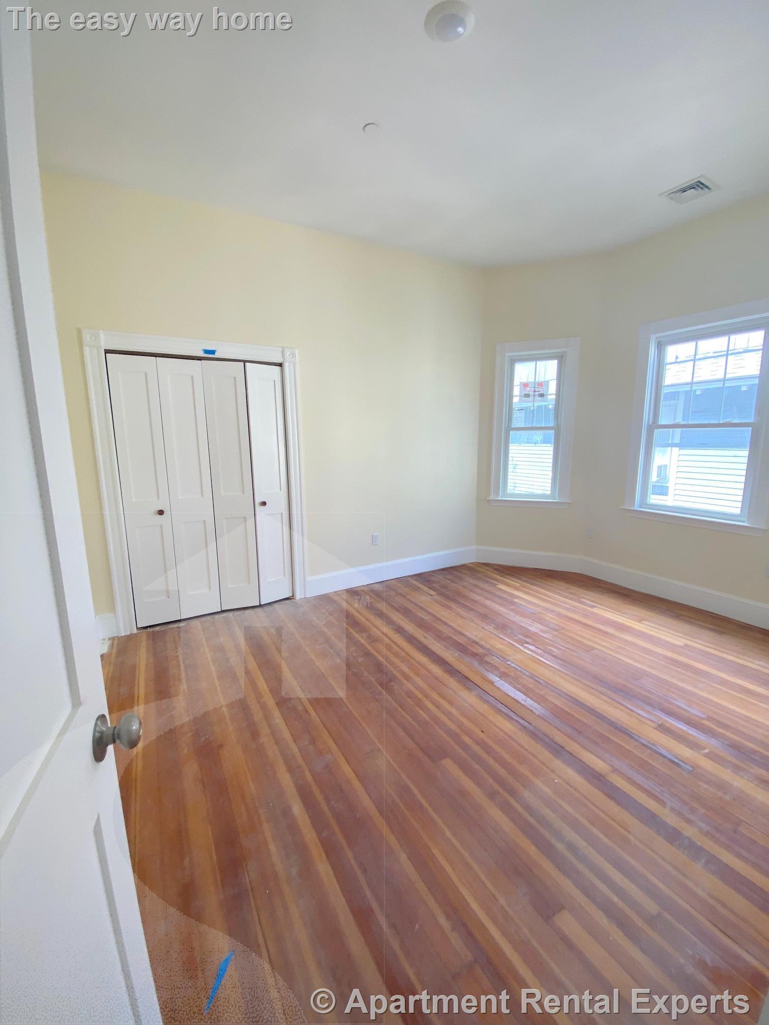 Building Photo - 32 Putnam Ave