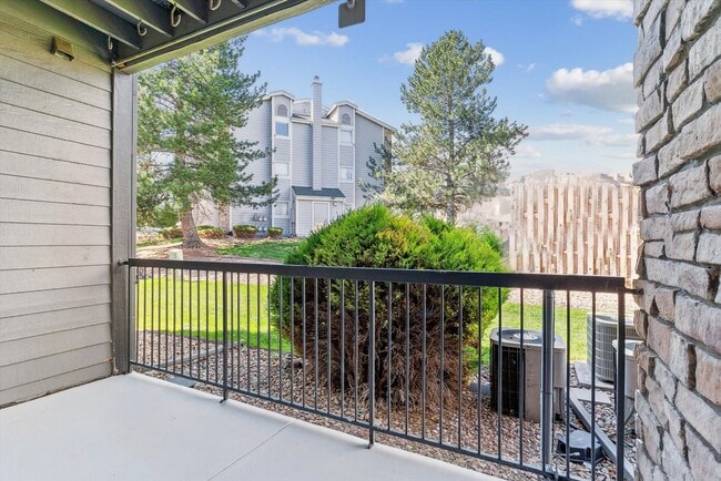 Building Photo - Recently Remodeled Unit
