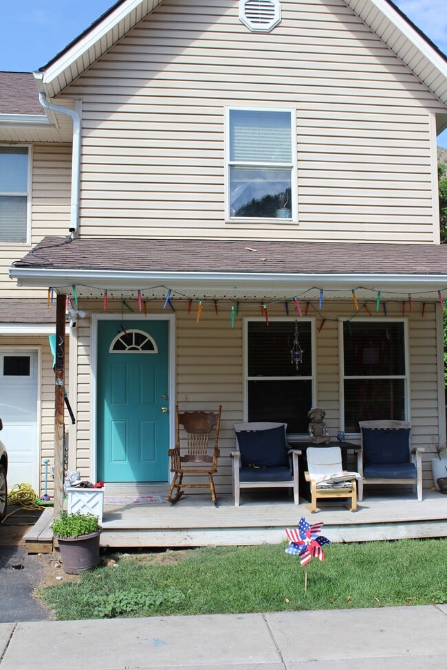 Primary Photo - 185 Caywood Ct