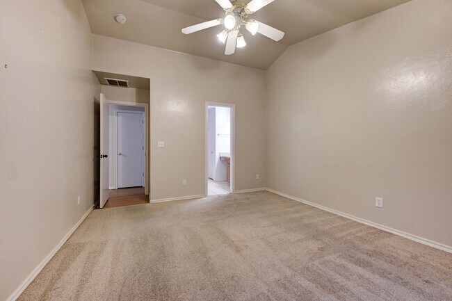 Building Photo - Gorgeous 3 bed 2 bath in Norman!
