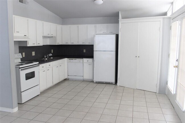 Building Photo - 3113 Fritz Hughes Park Rd