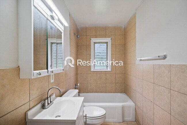 Building Photo - Adorable 2/1 in 38116!